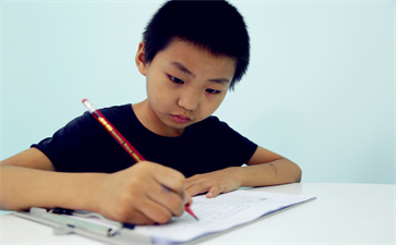 造成6歲女兒注意力不集中的原因是什么？