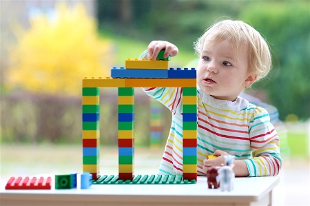 搭積木有利于培養孩子的專注力